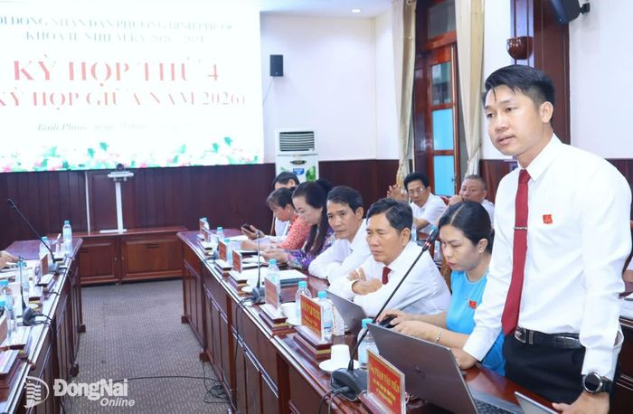Các đại biểu HĐND phường Bình Phước chất vấn tại kỳ họp. Ảnh: Nhã Trâm