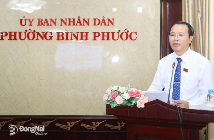 Chủ tịch UBND phường Bình Phước Ngô Hồng Khang phát biểu làm rõ một số vấn đề đại biểu nêu tại kỳ họp. Ảnh: Nhã Trâm