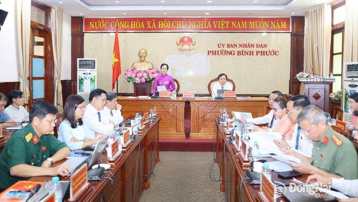 Các đồng chí Thường trực HĐND phường Bình Phước chủ trì kỳ họp. Ảnh: Nhã Trâm