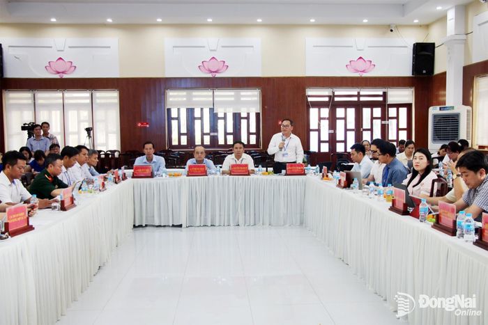 Phó Chủ tịch UBND phường Trị An Nguyễn Văn Mạnh điều hành phiên trao đổi, thảo luận tại hội thảo. Ảnh: Hải Quân