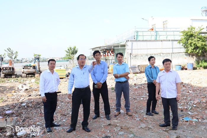 Chủ tịch UBND phường Trấn Biên Nguyễn Duy Tân trực tiếp chỉ đạo một số công tác trọng tâm trong quá trình thi công. Ảnh: Thùy Anh