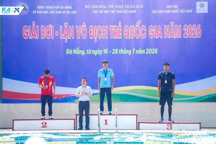 Vận động viên Phạm Thanh Nam trên bục nhận huy chương vàng 200m chân vịt đôi nam vô địch trẻ. Ảnh: ĐVCC