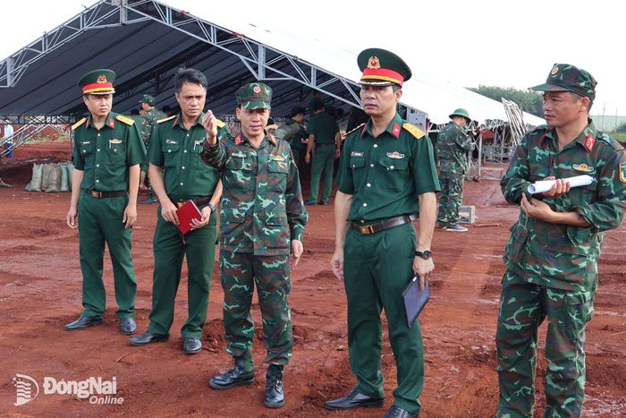 Thượng tá Bùi Khánh Hòa (giữa), Phó Chỉ huy trưởng Bộ Chỉ huy Quân sự thành phố chỉ đạo lực lượng chức năng chuẩn bị mọi mặt phục vụ cho tổng duyệt và lễ chính. Ảnh: Nguyệt Hà