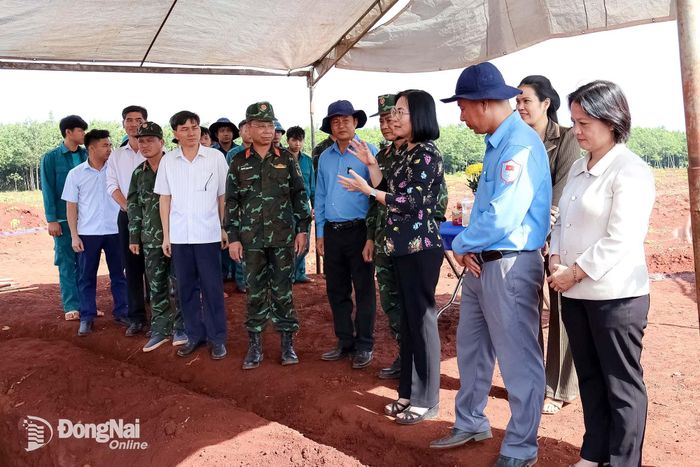 Thành ủy viên, Phó Chủ tịch UBND thành phố Nguyễn Thị Hoàng (thứ 3 từ phải qua) trao đổi, động viên lực lượng chức năng thực hiện nhiệm vụ tại xã Minh Đức. Ảnh: Nguyệt Hà
