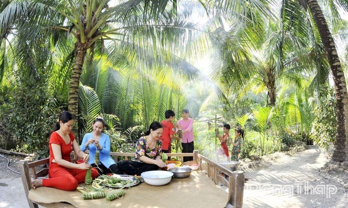 Ẩm thực đôi khi là ngôn ngữ của tình làng nghĩa xóm. Ảnh: Lập Đức