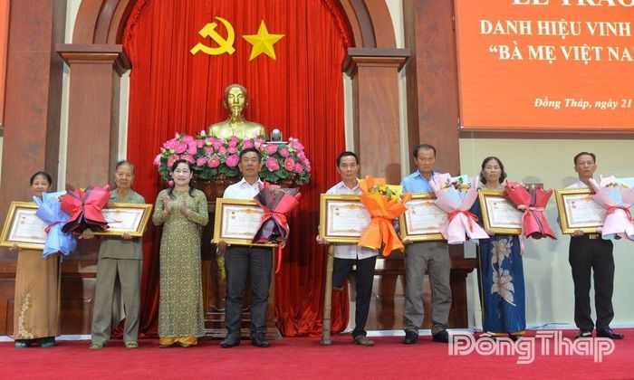 Đồng chí Châu Thị Mỹ Phương, Phó Bí thư Tỉnh ủy trao tặng danh hiệu vinh dự Nhà nước “Bà mẹ Việt Nam Anh hùng” cho thân nhân các Mẹ.