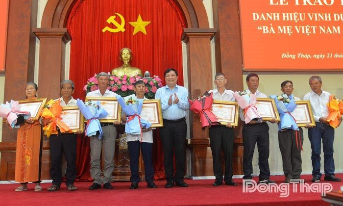 Đồng chí Phạm Thành Ngại, Chủ tịch UBND tỉnh trao tặng danh hiệu vinh dự Nhà nước “Bà mẹ Việt Nam Anh hùng” cho thân nhân các Mẹ.