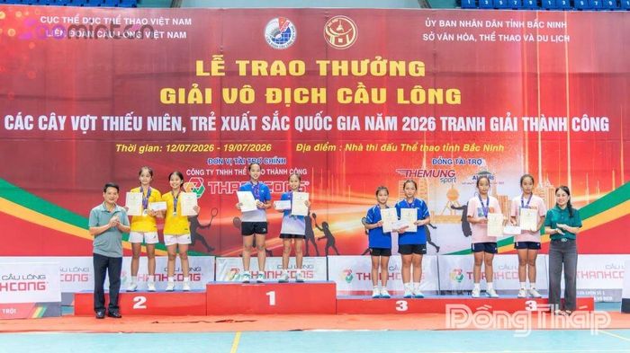Ban tổ chức Giải cầu lông các cây vợt thiếu niên trẻ xuất sắc quốc gia 2026 trao giải cho các vận động viên đạt thành tích cao.