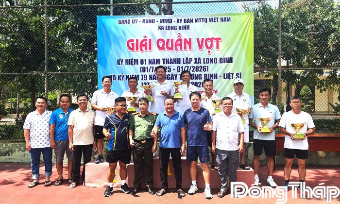 Lãnh đạo xã, các đại biểu và vận động viên chụp ảnh lưu niệm.