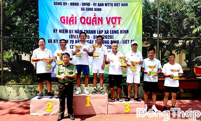 Trao giải cho các đôi đoạt giải Nhất, Nhì, Ba.