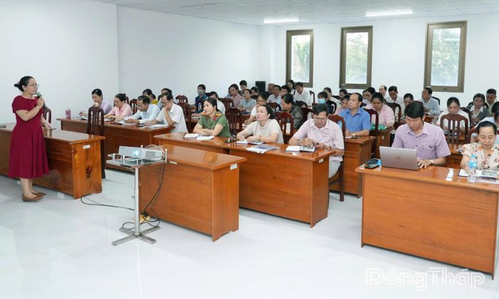 Báo cáo viên truyền đạt các nội dung tập huấn.
