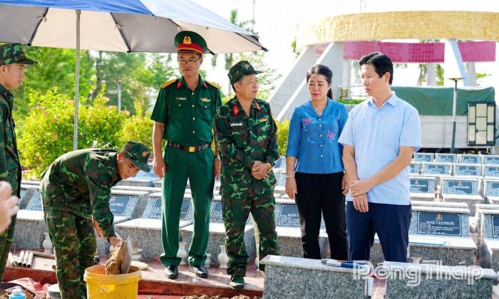 Phó Chủ tịch Ủy ban nhân dân tỉnh Huỳnh Minh Tuấn thăm, động viên lực lượng làm nhiệm vụ tại Nghĩa trang Liệt sĩ Châu Thành (tại đây các lực lượng làm nhiệm vụ đã khai quật 442 phần mộ liệt sĩ, trong đó có 327 phần mộ thu được mẫu ADN)