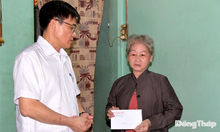 Đoàn đến thăm gia đình ông Nguyễn Văn Mừng (sinh năm 1960, thương binh 41%), ngụ khu phố Tân Hòa, phường Mỹ Tho.