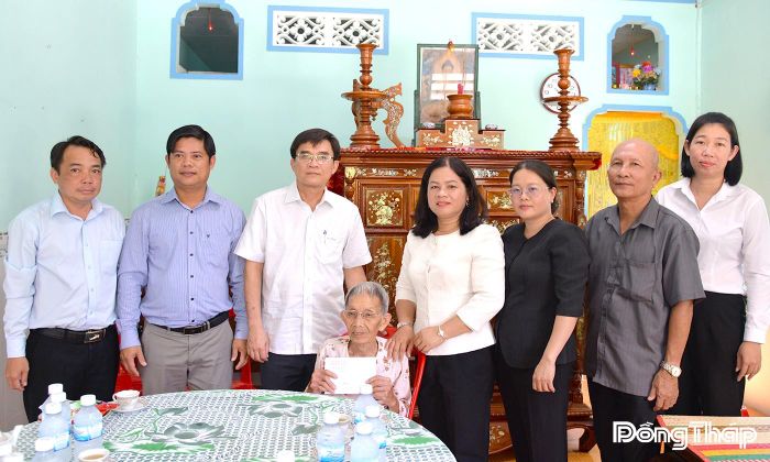 Đoàn đến thăm bà Trần Thị Hoa (sinh năm 1941, mẹ liệt sĩ), ngụ ấp Gò Lức, xã Tân Đông.
