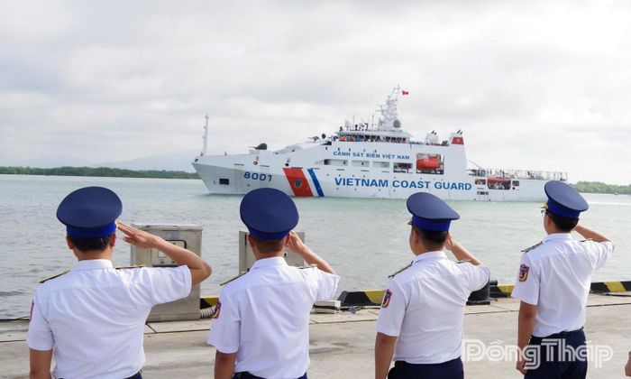 Tàu CSB 8001 rời cảng lên đường làm nhiệm vụ.
