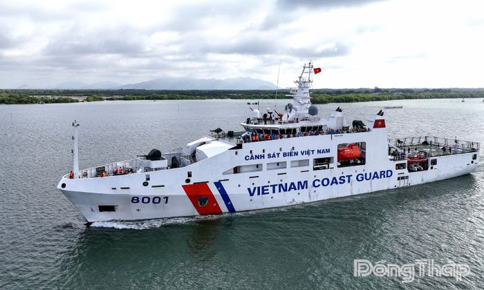 Tàu CSB 8001 lên đường làm nhiệm vụ.