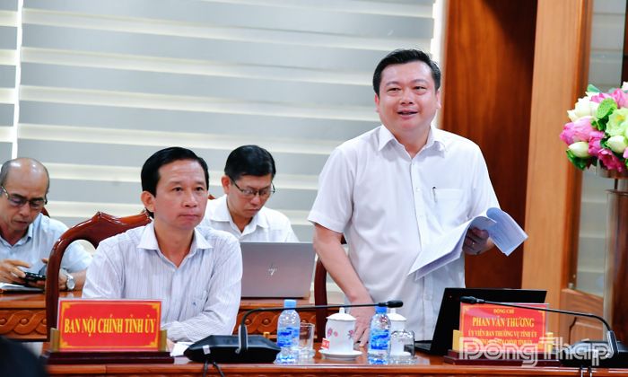 Đồng chí Phan Văn Thương, Ủy viên Ban Thường vụ Tỉnh ủy, Trưởng Ban Nội chính Tỉnh ủy phát biểu tại hội nghị.