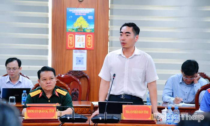 Đồng chí Bùi Thái Hùng, Chánh án Tòa án nhân dân tỉnh phát biểu tại hội nghị.