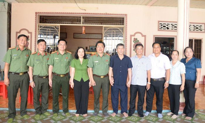 Đoàn đến thăm, tặng quà và chụp ảnh lưu niệm cùng gia đình ông Phan Ngọc Trớn.