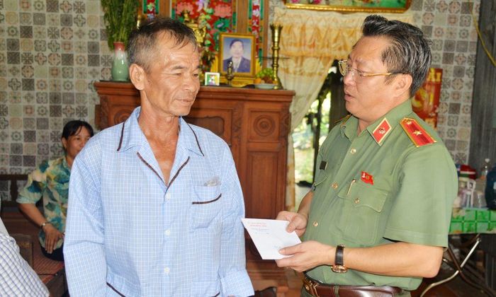 Thiếu tướng Lâm Phước Nguyên thăm, tặng quà gia đình ông Nguyễn Văn Trội.