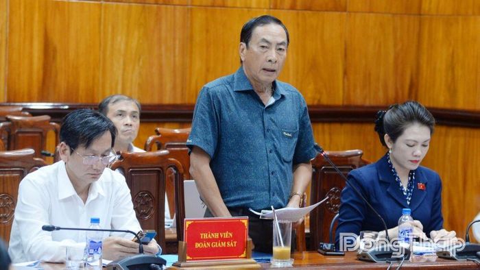Đại biểu Quốc hội trao đổi tại buổi giám sát.