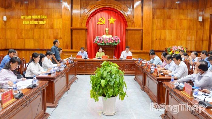 Các đại biểu làm việc tại buổi giám sát.