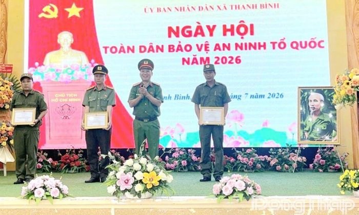 Đại tá Nguyễn Văn Lộc, Phó Giám đốc Công an tỉnh trao Giấy khen cho các tập thể, cá nhân có thành tích xuất sắc.