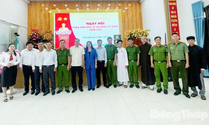 Đại biểu chụp ảnh lưu niệm tại Ngày hội.