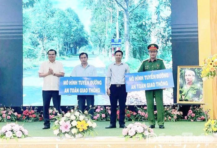 Lãnh đạo cấp ủy, chính quyền địa phương trao bảng tượng trưng ra mắt mô hình "Tuyến đường an toàn giao thông".