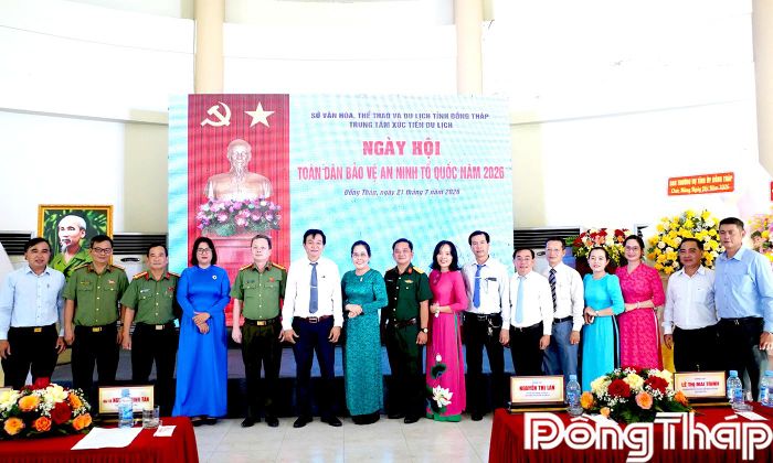 Lãnh đạo tỉnh cùng các đại biểu chụp ảnh lưu niệm với Trung tâm Xúc tiến Du lịch tỉnh.