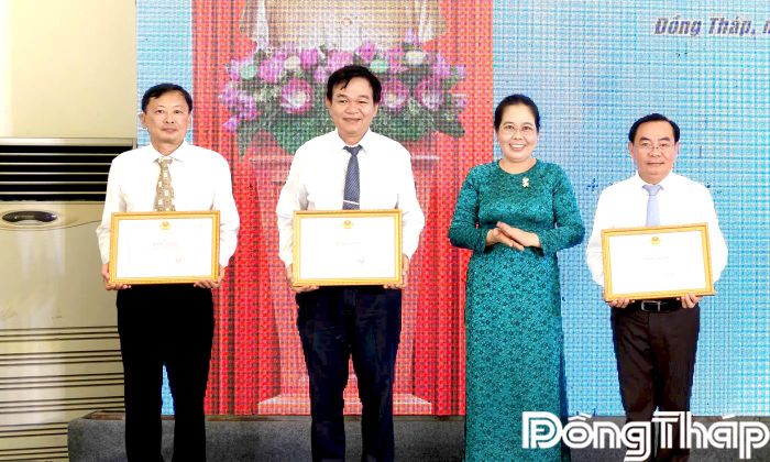  Đồng chí Nguyễn Thị Lan trao Bằng khen của UBND tỉnh cho các tập thể, cá nhân.