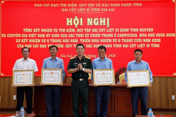 Đại tá Võ Tấn Tài - Chính ủy Bộ Chỉ huy Quân sự tỉnh trao bằng khen của Chủ tịch UBND tỉnh cho các cá nhân có thành tích xuất sắc trong thực hiện nhiệm vụ tìm kiếm, quy tập HCLS quân tình nguyện và chuyên gia Việt Nam hy sinh qua các thời kỳ chiến tranh ở Campuchia, mùa khô 2025-2026. Ảnh: H.P
