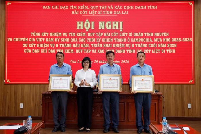 Phó Chủ tịch UBND tỉnh Nguyễn Thị Thanh Lịch trao bằng khen của Chủ tịch UBND tỉnh cho các tập thể có thành tích xuất sắc trong thực hiện nhiệm vụ tìm kiếm, quy tập HCLS quân tình nguyện và chuyên gia Việt Nam hy sinh qua các thời kỳ chiến tranh ở Campuchia, mùa khô 2025-2026. Ảnh: H.P