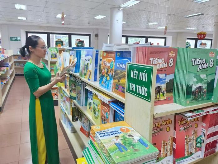 Giá SGK năm học 2026-2027 từ lớp 1 đến lớp 12 đã được điều chỉnh, giảm bình quân 13,3% so với giá SGK của năm học trước. Ảnh: Nhã Uyên