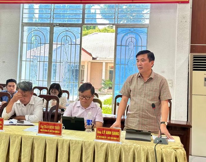 Ông Lý Anh Sang - Bí thư Đảng ủy, Chủ tịch HĐND xã Chư Sê nêu kiến nghị với đoàn khảo sát. Ảnh: Hà Duy