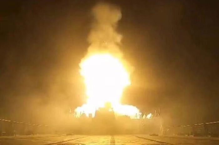 Tàu chiến Mỹ phóng hỏa lực tập kích Iran. Ảnh: Reuters