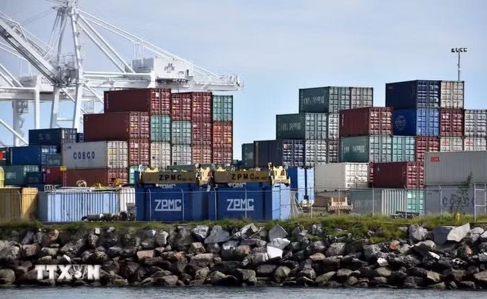 Các container hàng hóa tại cảng Long Beach, bang California, Mỹ. Ảnh: THX/TTXVN