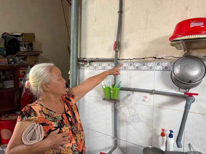 Tường nhà bà Châu Thị Nguyên bị nứt do thi công dự án đường kết nối cầu Phú Văn với đường Nguyễn Tất Thành (phường Bồng Sơn). Ảnh: N.C