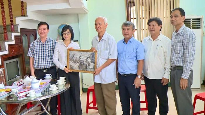 Gia đình Anh hùng Lực lượng vũ trang nhân dân, liệt sĩ Trần Văn Bình trao tặng tỉnh bức ảnh tư liệu chụp chung của 3 Anh hùng Lực lượng vũ trang nhân dân: Đinh Núp, Trần Văn Bình và Kpă Klơng. Ảnh: Hoàng Vũ