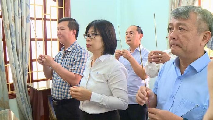 Phó Chủ tịch UBND tỉnh Nguyễn Thị Thanh Lịch cùng đoàn công tác thắp hương tưởng nhớ Anh hùng Lực lượng vũ trang nhân dân, liệt sĩ Trần Văn Bình - nguyên Bí thư Tỉnh ủy Gia Lai. Ảnh: Hoàng Vũ