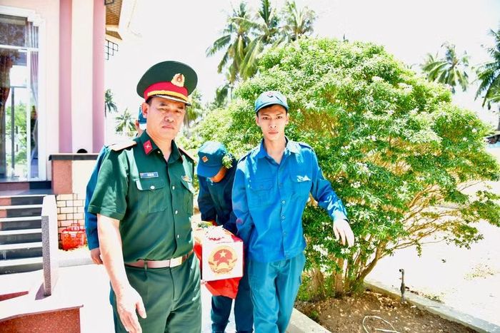 Đại tá Võ Tấn Tài - Chính ủy Bộ Chỉ huy Quân sự tỉnh đưa liệt sĩ về nơi an táng. Ảnh: Anh Tuấn