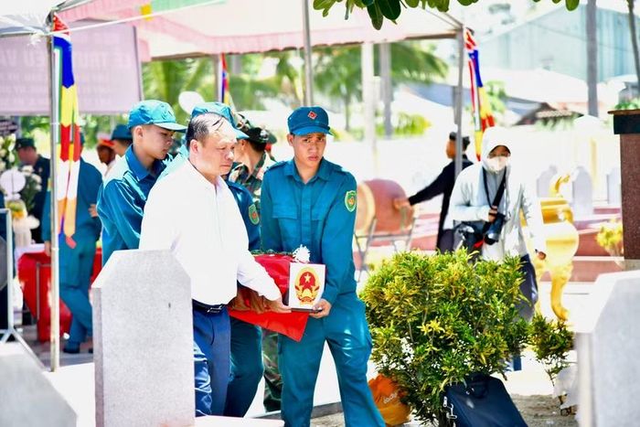 Phó Chủ tịch UBND tỉnh Dương Mah Tiệp đưa các liệt sĩ về an táng tại Nghĩa trang liệt sĩ phường Hoài Nhơn Nam. Ảnh: Anh Tuấn