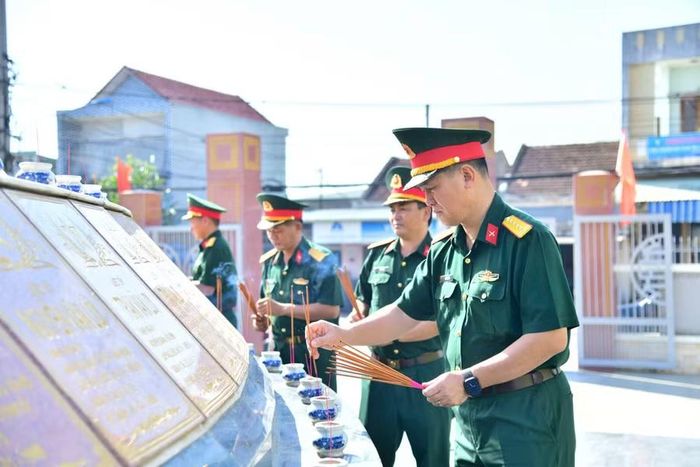 Các đại biểu thắp hương tưởng nhớ cán bộ, chiến sĩ Tiểu đoàn 6 đã anh dũng hy sinh trong Chiến dịch Xuân Mậu Thân năm 1968. Ảnh: Anh Tuấn