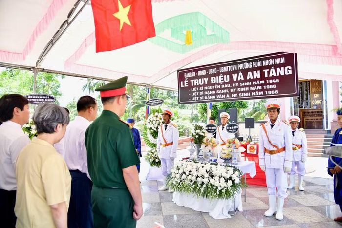 Quang cảnh lễ truy điệu, an táng 3 liệt sĩ tại phường Hoài Nhơn Nam. Ảnh: Anh Tuấn
