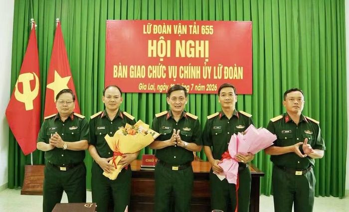 Lãnh đạo Cục Hậu cần - Kỹ thuật Quân khu 5 tặng hoa chúc mừng hai đồng chí được tin tưởng giao trọng trách mới. Ảnh: Khắc Nhất