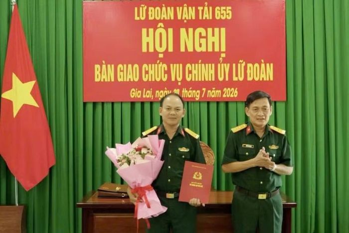 Đại tá Lê Văn Trường (bên trái) được điều động, bổ nhiệm giữ chức Chính ủy Lữ đoàn Vận tải 655. Ảnh: Khắc Nhất