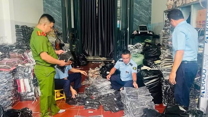 Đội Quản lý thị trường số 12 phối hợp với Cảnh sát kinh tế kiểm tra hộ kinh doanh N.T.L. (phường Thống Nhất). Ảnh: Ngọc Thảo