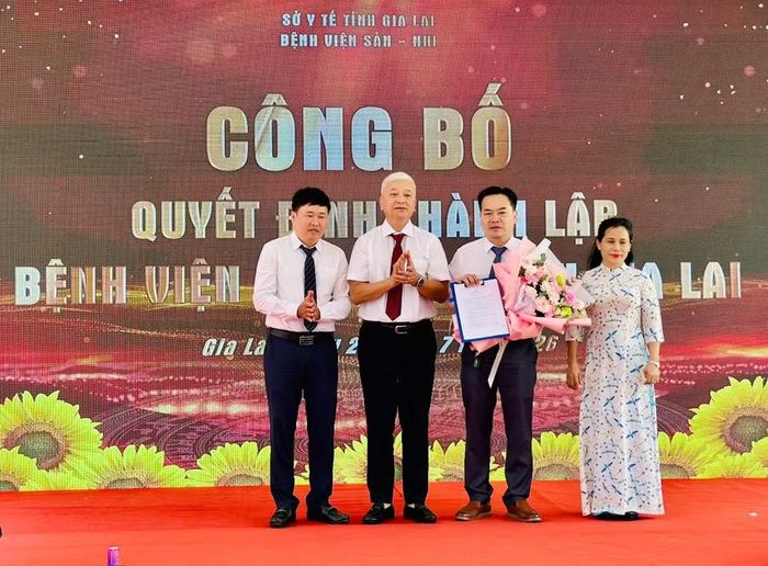 Giám đốc Sở Y tế Lê Quang Hùng (thứ 2 từ trái qua) trao quyết định thành lập đến Ban Giám đốc Bệnh viện Sản - Nhi tỉnh Gia Lai. Ảnh: Như Nguyện