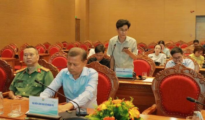 Phóng viên các cơ quan báo chí đặt câu hỏi tại buổi họp báo. Ảnh: H.V