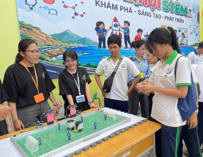Năm 2026 phấn đấu 100% học sinh phổ thông trên địa bàn tỉnh được tiếp cận giáo dục STEM thông qua các bài học và hoạt động thực hành trong chương trình chính khóa. Ảnh: Hồ Điểm